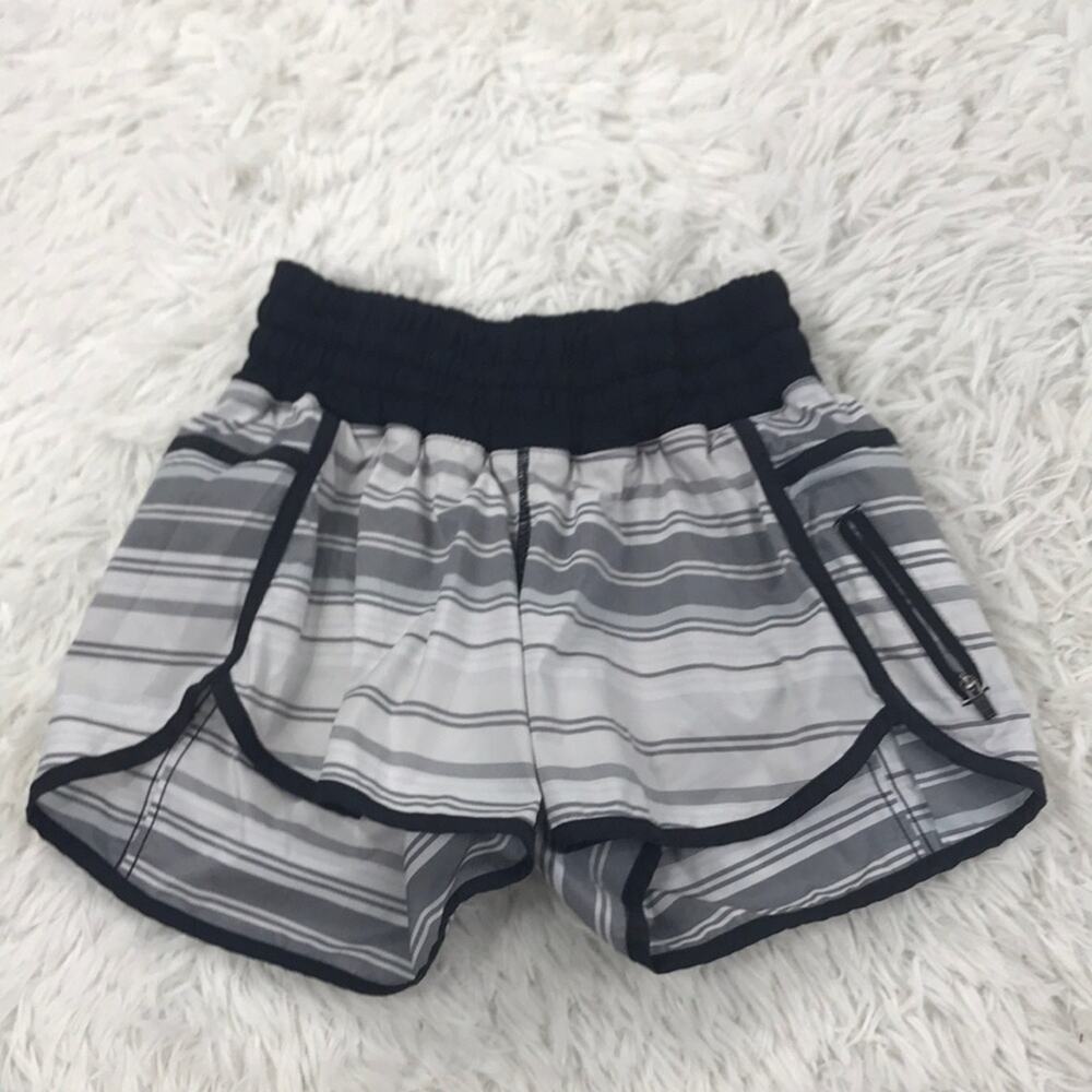 Lululemon Tracker Short II Mini Groovy Stripe Dune Horizontal / Black